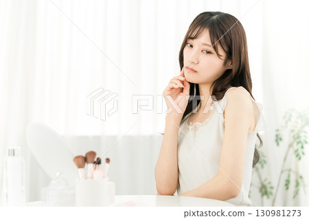 Young Asian woman suffering from skin problems (skin care) Young Asian woman suffering from skin problems (skin care) 130981273