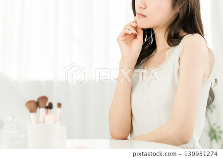 Young Asian woman suffering from skin problems (skin care) 130981274