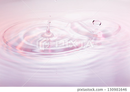 Drops of water falling on the surface of the water. 130981646