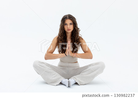 Meditation in a minimalist setting boosts clarity of thought and enhances inner calm 130982237