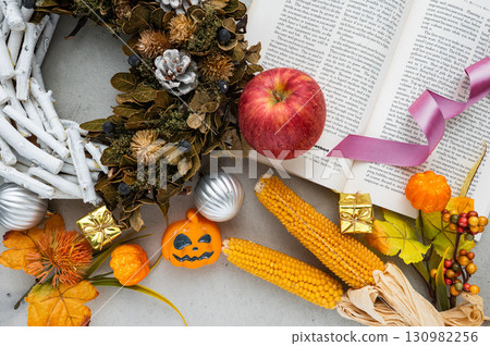 混凝土背景上的萬聖節裝飾品 混凝土背景上的萬聖節裝飾品 130982256