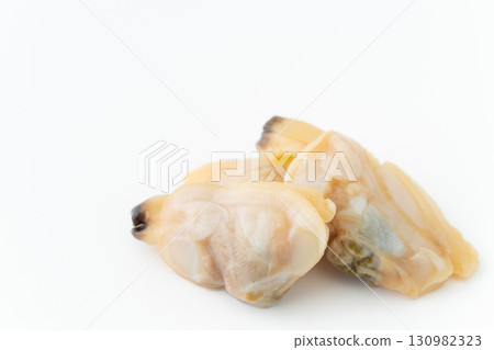 白色背景的帶殼蛤蜊(煮熟) 白色背景的帶殼蛤蜊(煮熟) 130982323