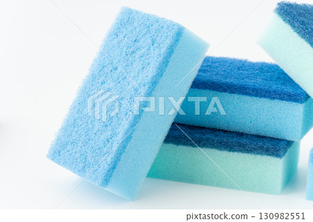 藍色和淺藍色洗碗海綿 130982551