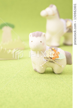 可愛的馬父母與孩子（馬年十二生肖的形象） 130982801