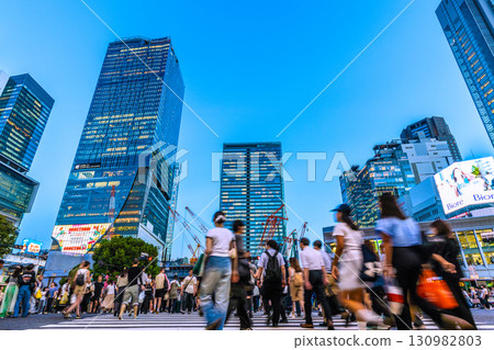 9月17日，日本東京城市景觀。澀谷十字路口擠滿了外國遊客，也能看到一些商人。 130982803