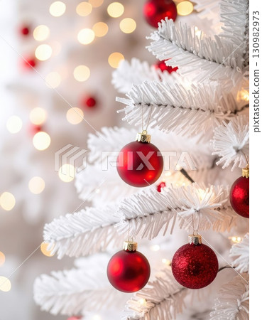 [AI 圖片] 一棵裝飾著紅色裝飾物的白色聖誕樹 130982973