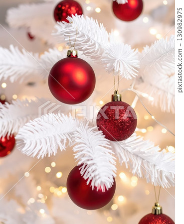 [AI 圖片] 一棵裝飾著紅色裝飾物的白色聖誕樹 130982975