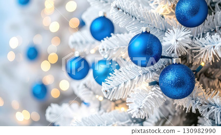 [AI 圖片] 一棵裝飾著藍色裝飾物的白色聖誕樹 130982990