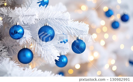 [AI 圖片] 一棵裝飾著藍色裝飾物的白色聖誕樹 130982991