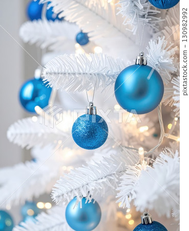 [AI 圖片] 一棵裝飾著藍色裝飾物的白色聖誕樹 130982992