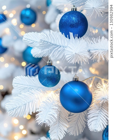 [AI 圖片] 一棵裝飾著藍色裝飾物的白色聖誕樹 130982994