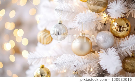 [AI 圖片] 裝飾有裝飾品的白色聖誕樹 130983016