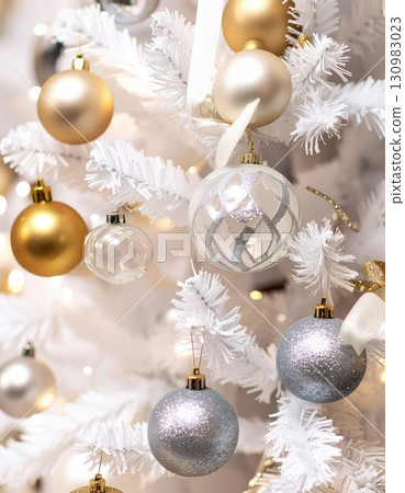 [AI 圖片] 裝飾有裝飾品的白色聖誕樹 130983023