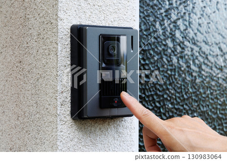 手指按下對講機 130983064