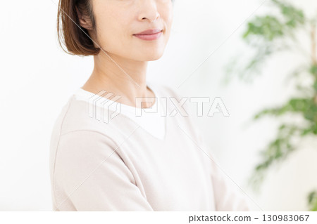 中年女性護膚形象 中年女性護膚形象 130983067