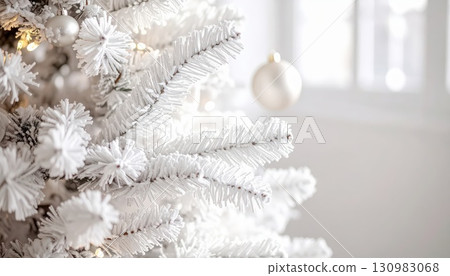 [AI 圖片] 裝飾有裝飾品的白色聖誕樹 130983068