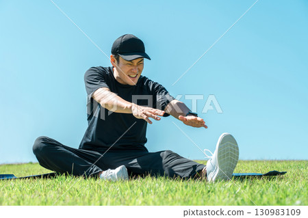 體格健壯的男人，伸展運動，彈性練習，暖身 130983109