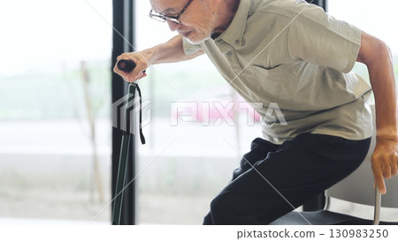 拄著拐杖站立的亞洲老人 130983250