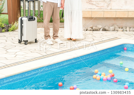 年輕的亞洲夫婦在度假酒店的池畔散步（旅行、蜜月、度假） 130983435