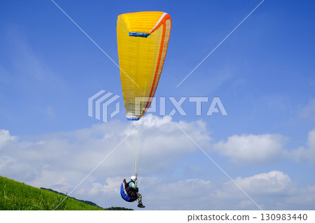 初夏的天空和滑翔傘 初夏的天空和滑翔傘 130983440