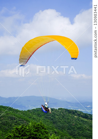 初夏的天空和滑翔傘 130983441