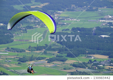 初夏的天空和滑翔傘 130983442