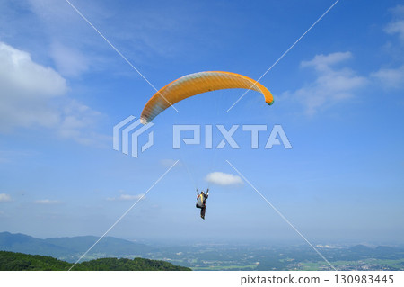 初夏的天空和滑翔傘 130983445