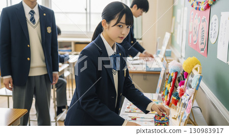 高中女生幫忙準備學校節日攤位 130983917