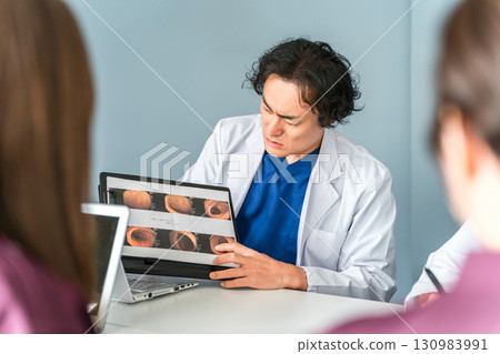 Preceptors and trainees who hold medical conferences, study groups, seminars, training sessions, and workshops 130983991