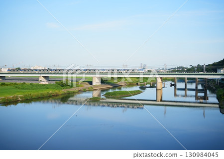 夏日清晨的陽光透過多摩川大橋照射進來 - 多摩川下游(東急東橫線) 夏日清晨的陽光透過多摩川大橋照射進來 - 多摩川下游(東急東橫線) 130984045