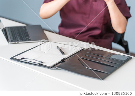 在醫院提供醫療檢查、治療和諮詢的女醫生、護士和諮商師 130985160