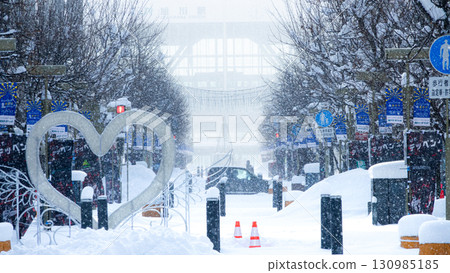冬季積雪覆蓋的旭川平和通購物公園眺望旭川站 冬季積雪覆蓋的旭川平和通購物公園眺望旭川站 130985185
