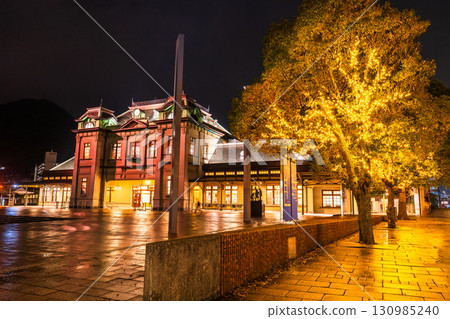 福岡縣門司站 - 下雨天的夜景 福岡縣門司站 - 下雨天的夜景 130985240