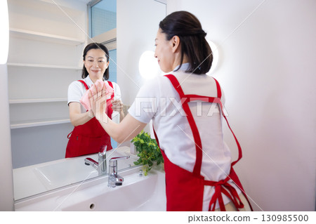 清潔、家事、中年婦女清潔 清潔、家事、中年婦女清潔 130985500