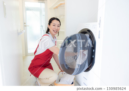 清潔、家事、中年婦女洗衣服 清潔、家事、中年婦女洗衣服 130985624