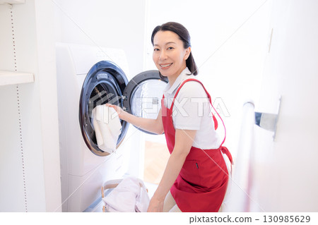 清潔、家事、中年婦女洗衣服 清潔、家事、中年婦女洗衣服 130985629