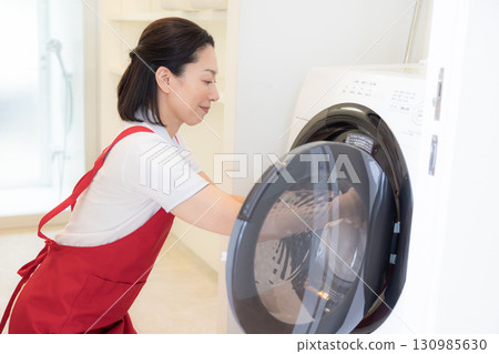 清潔、家事、中年婦女洗衣服 130985630