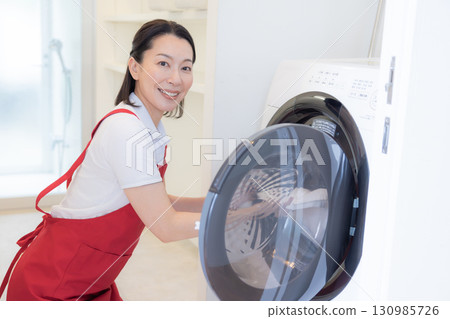 清潔、家事、中年婦女洗衣服 130985726
