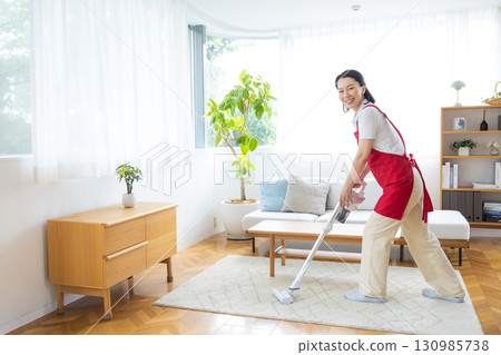 清潔、家事、中年婦女清潔 清潔、家事、中年婦女清潔 130985738