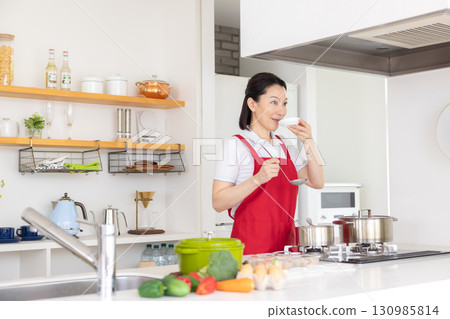 家事服務：中年婦女做飯 130985814