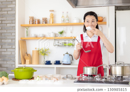 家事服務：中年婦女做飯 130985815