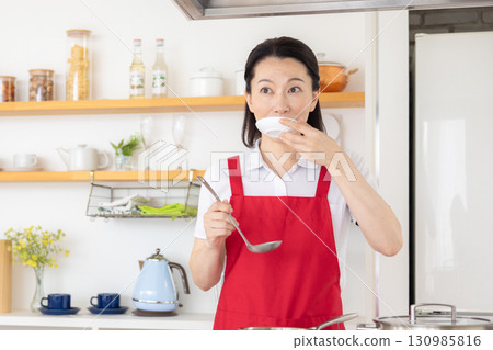 家事服務:中年婦女做飯 家事服務:中年婦女做飯 130985816