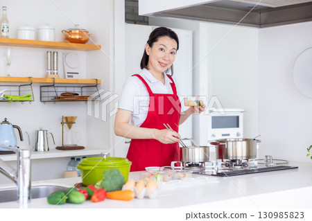 家事服務:中年婦女做飯 家事服務:中年婦女做飯 130985823