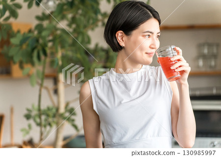 Young Asian woman in sportswear drinking vegetable juice (improving constipation, preventing swelling, intestinal environment) Young Asian woman in sportswear drinking vegetable juice (improving constipation, preventing swelling, intestinal environment) 130985997
