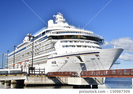 飛鳥三號遊輪停靠北海道函館港的秋季照片 130987309