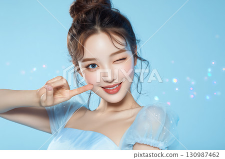 淺藍色背景中，身穿芭蕾核心時尚服飾的女孩，眨眨可愛的眼睛 130987462