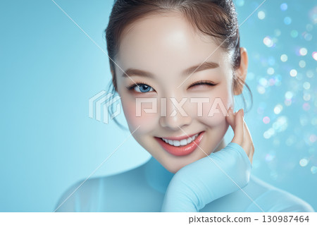 流行可愛的日本女人眨眼肖像淺藍色背景 130987464