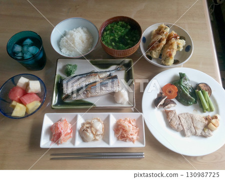 Autumn / Autumn flavors: Grilled salted autumn saury set meal (includes assorted sashimi, small side dishes, and dessert) Autumn / Autumn flavors: Grilled salted autumn saury set meal (includes assorted sashimi, small side dishes, and dessert) 130987725
