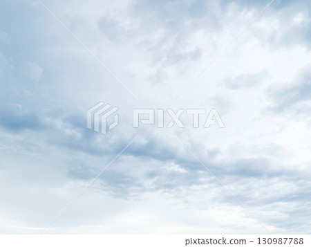背景影像為灰白色多雲天空和雨雲 130987788
