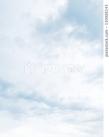 垂直背景影像:明亮的灰白色多雲天空,雨雲漂浮 垂直背景影像:明亮的灰白色多雲天空,雨雲漂浮 130988143